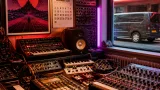 NinjA Cyborg intensifie sa synthwave avec « Burn It All » et prépare clip, EP et tournée