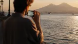 Florian Rossi reprend un titre de Lizzy McAlpine depuis Naples, un message chargé pour Louane