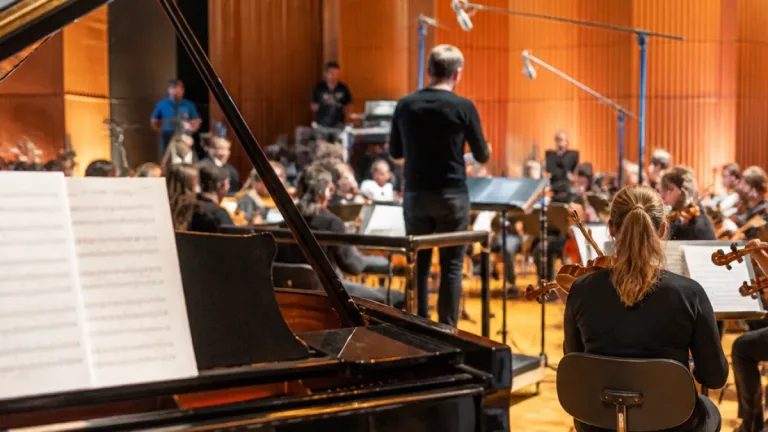 Lucas Debargue publie un double album consacré à Gershwin avec l’Orchestre de Paris