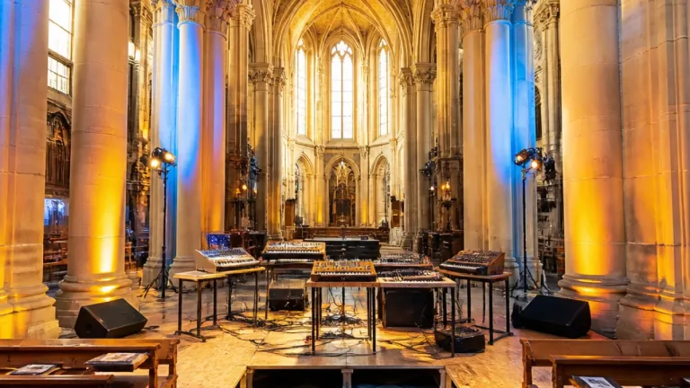 Superpoze transpose dix ans d’électro dans les voûtes de Saint‑Eustache : une seconde séance ajoutée