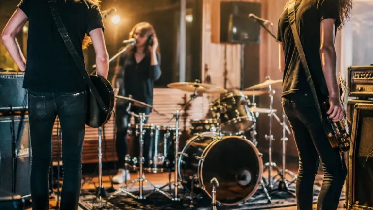 The Pretty Reckless réenregistre « About You » avec Dave Grohl et Pat Smear